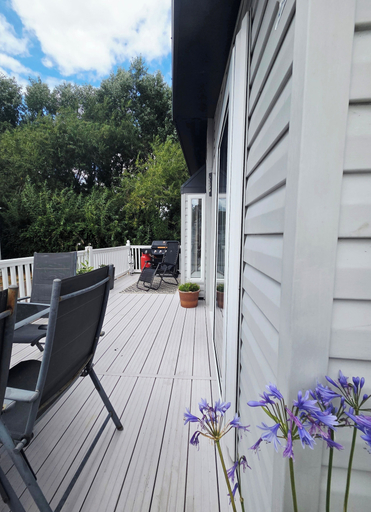 Outdoor dining 2, Beautiful Lodge Sleeps 4 With Indoor Pool, Suffolk