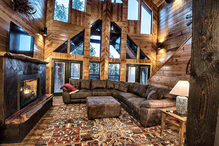 Room 5, Stairway to Heaven 7BR Luxury Mountain Views, McCurtain