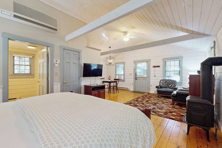 Room 5, Point Lookout North, Waldo