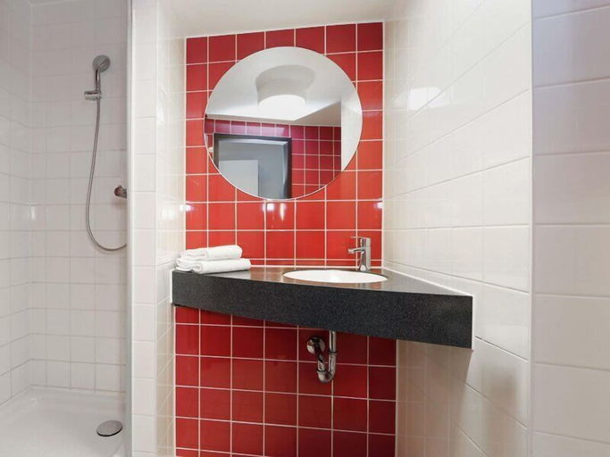 Bathroom 5, B&B Hotel Berlin-Alexanderplatz, Berlin