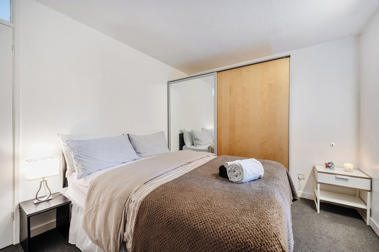 Room 5, London Home for 6 Plaistow Area - Transport Links, London