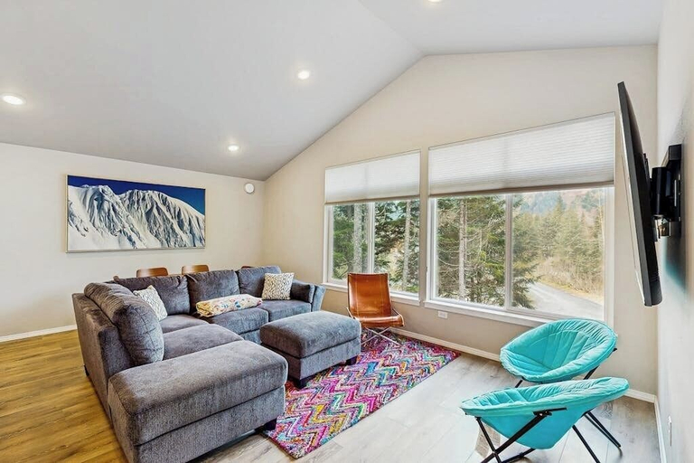 Interior 5, Cozy Mountainside Duplex Near Virgin Creek Trailhead, Anchorage