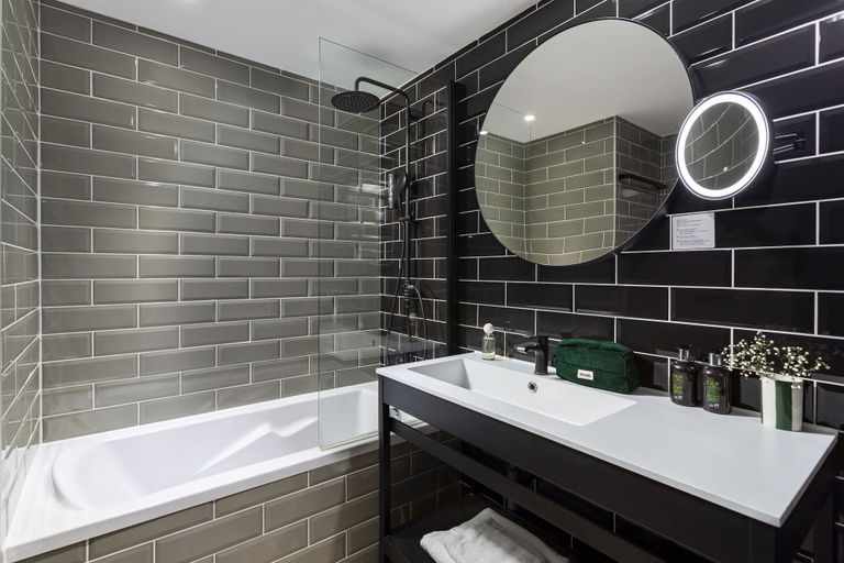 Bathroom 5, Appart'City Collection Genève Aéroport – Ferney Voltaire, Ain