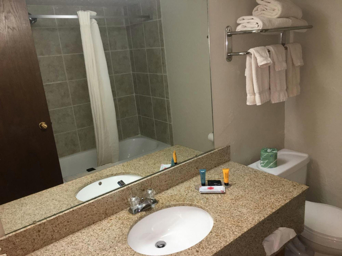 Bathroom 4, Quality Inn Guthrie, Logan