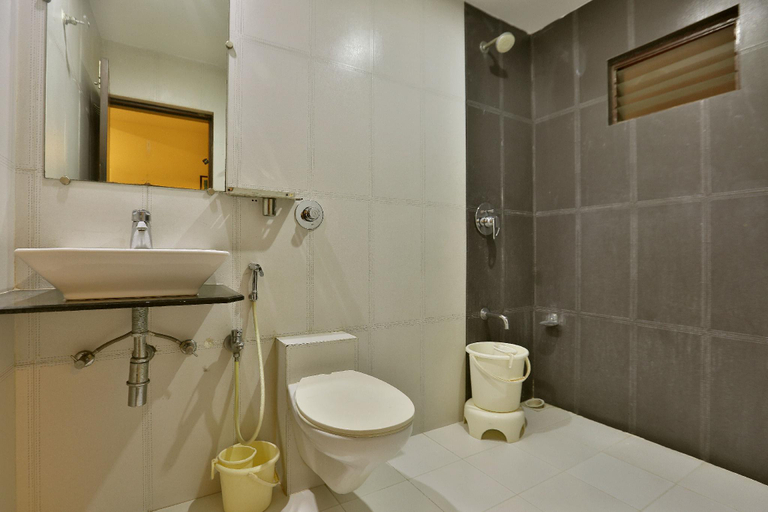 Bathroom 4, kamran palace, Ahmadabad