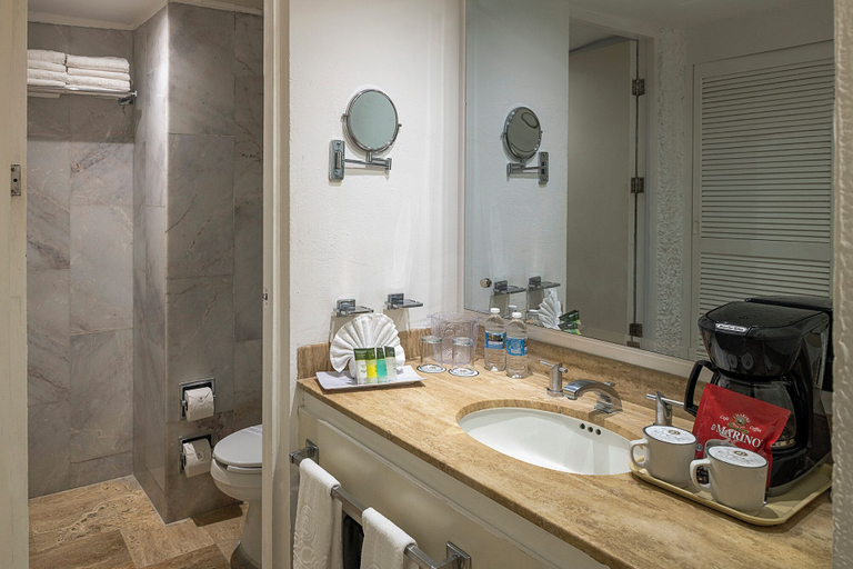 Bathroom 5, El Cid Castilla Beach Hotel, Mazatlán