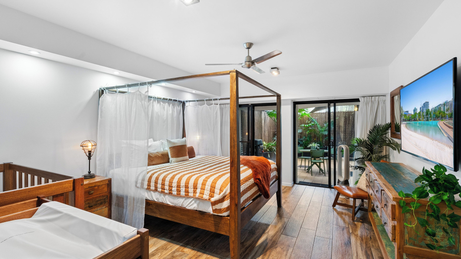 Bedroom 3, Luxury Pool Side Apartment in Beachfront Resort, Cairns