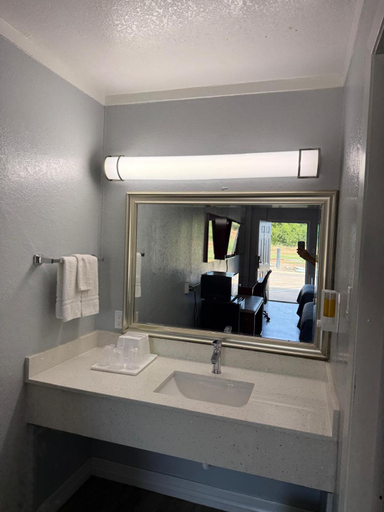 Bathroom 3, Von Ormy Executive Inn, Bexar