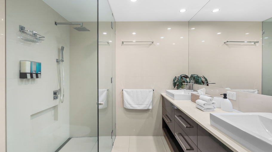 Bathroom 4, Luxury Pool Side Apartment in Beachfront Resort, Cairns