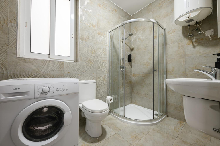 Bathroom 2, F7 Room 2, Private Bedroom two single beds shared bathroom in shared Flat