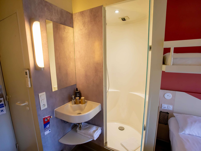 Bathroom 5, ibis budget Haguenau, Bas-Rhin