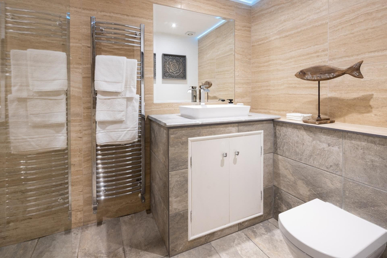 Bathroom 4, The Dovecote 3-bed Cottage, Rowden Manor, Wiltshire
