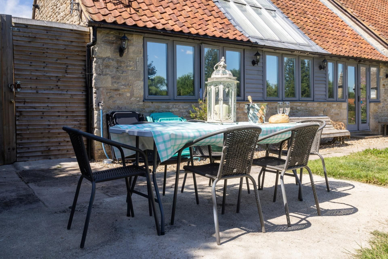 Outdoor dining 3, The Dovecote 3-bed Cottage, Rowden Manor, Wiltshire