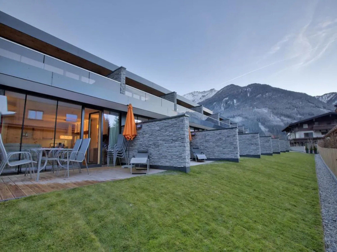 Balcony 2, Bright Apartment With Garden for 8, Zell am See