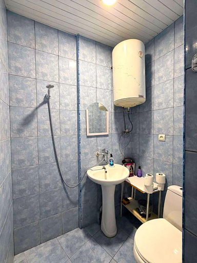 Shower 5, Legacy Apartments Studio Old Tbilisi FREE parking, Tbilisi