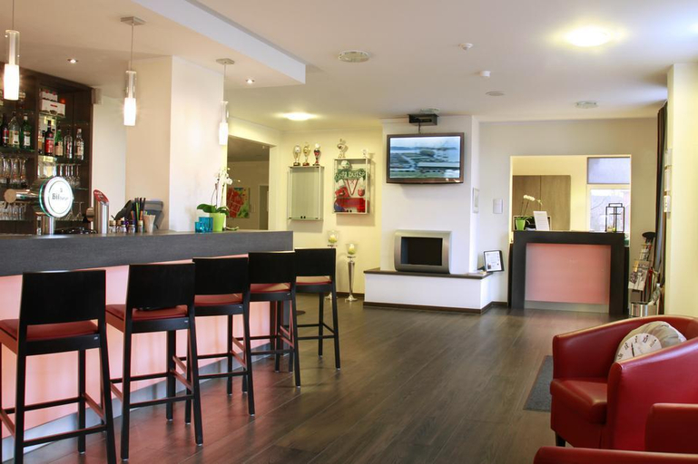 Others 2, Hotel Bloemfontein, Leer