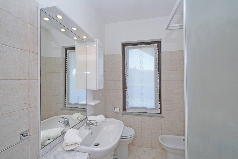 Bathroom, Lina's Apartment in Moniga del Garda, Brescia