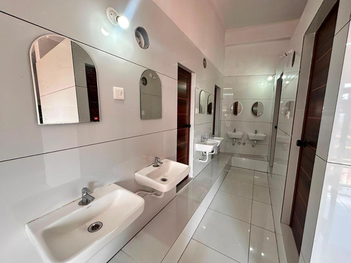 Bathroom 3, ASHRAMAM HEALTH RESORTS, Idukki