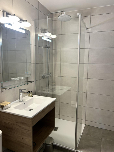 Bathroom 2, Hotel Saint Albert, Dordogne