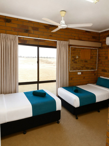 Bedroom 2, Boulder Opal Motor Inn, Winton
