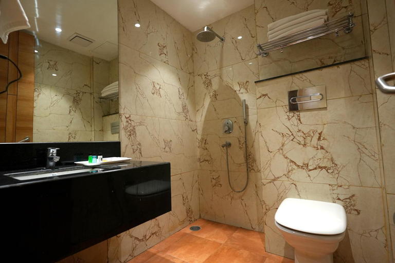 Bathroom 4, Celebrant Hotel（セレブラント ホテル）, Varanasi
