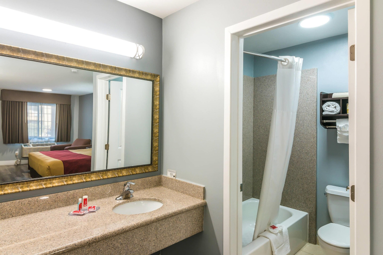 Bathroom 4, Econo Lodge Hesperia - Victorville I-15, San Bernardino