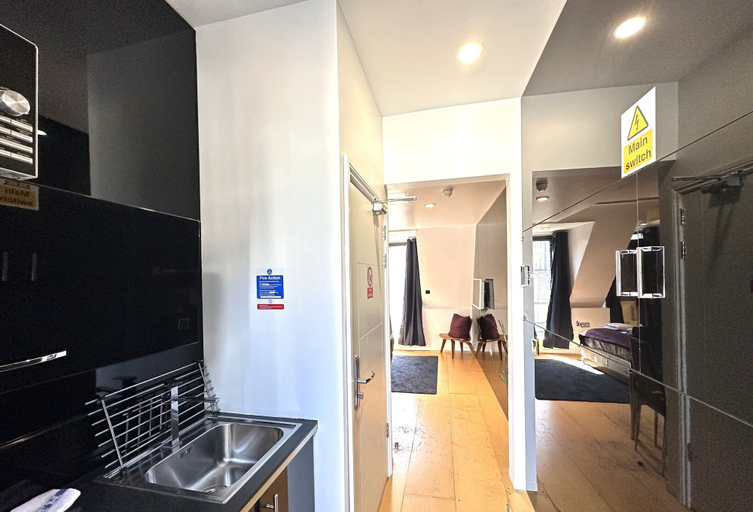 Others 5, Room Home Stay, London