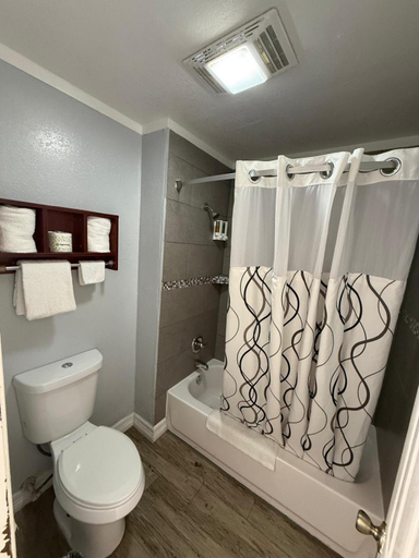Bathroom 3, Von Ormy Executive Inn, Bexar