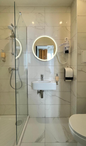 Bathroom 3, Hôtel Le Marignan - Le Havre Centre Gare, Seine-Maritime