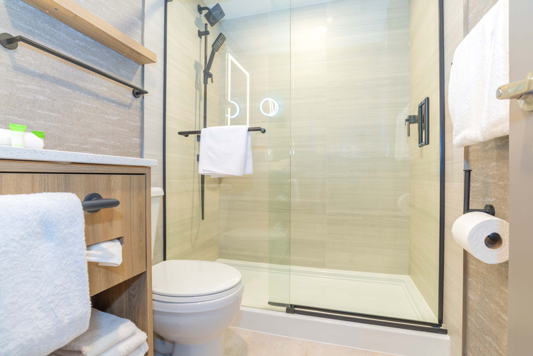 Bathroom, Sandman Signature Surrey-Guilford Suites, Greater Vancouver