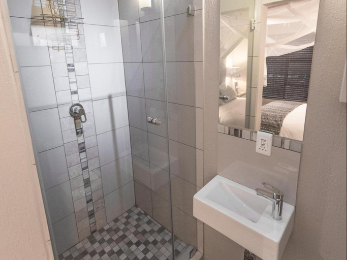 Bathroom 4, Ekhaya Bush Villa, Mopani