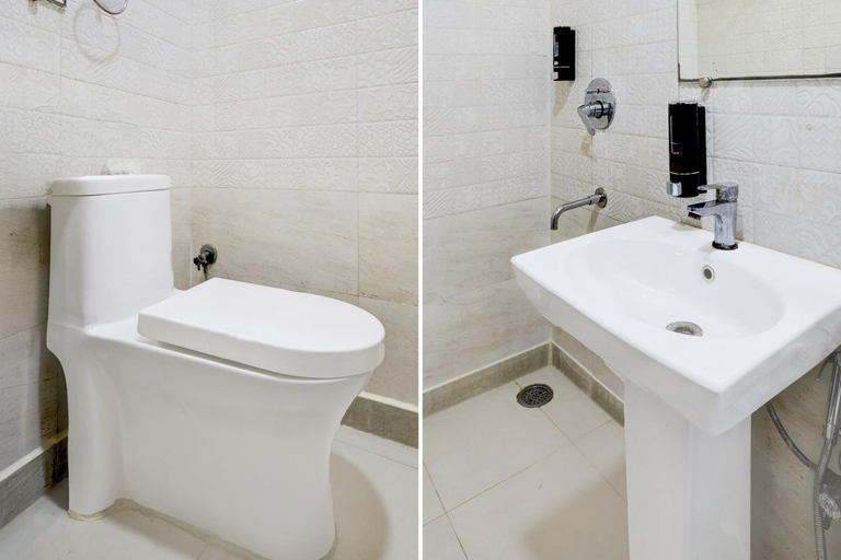 Bathroom 4, Hotel Silver Saffron Paschim Vihar, Delhi