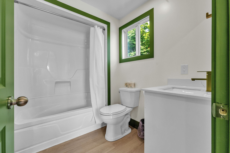 Bathroom 4, White Birches Cottages, Haliburton
