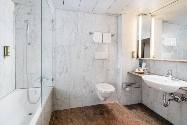 Bathroom 5, Steigenberger Hotel Bielefelder Hof, Bielefeld