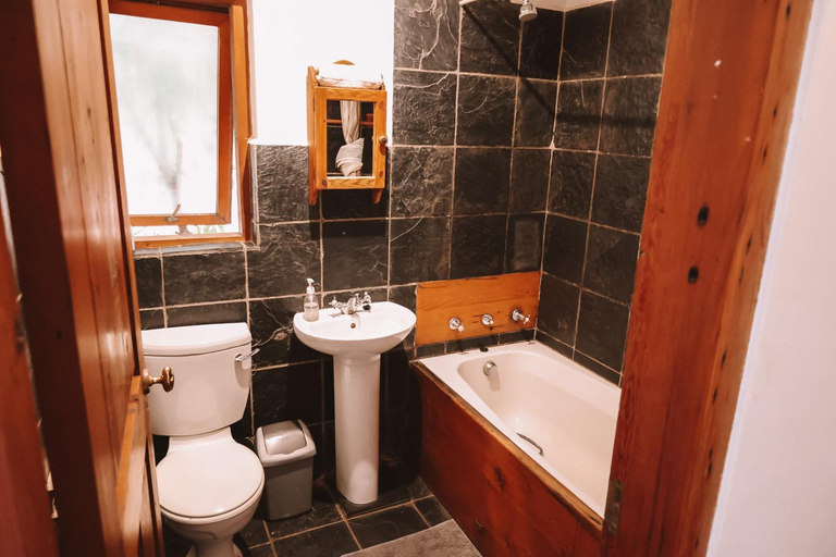 Bathroom, Dreamland Beach House & Studios at Supertubes, Cacadu