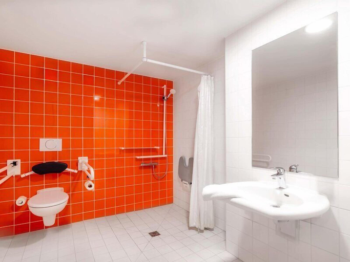 Bathroom 5, B&B Hotel Stuttgart-Zuffenhausen, Stuttgart