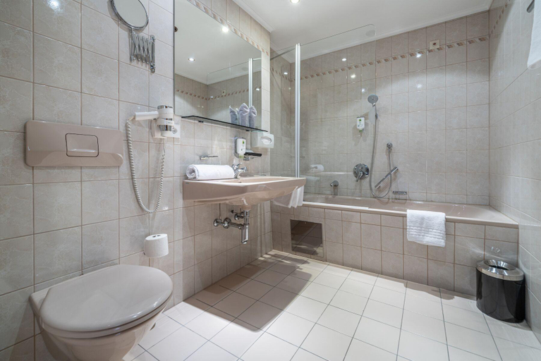Bathroom 4, Alpin Art & Spa Hotel Naudererhof Superior, Landeck