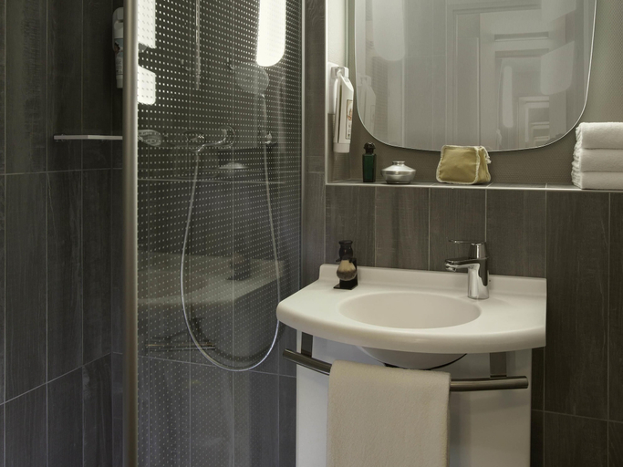 Bathroom 4, ibis Jouy en Josas Velizy, Yvelines