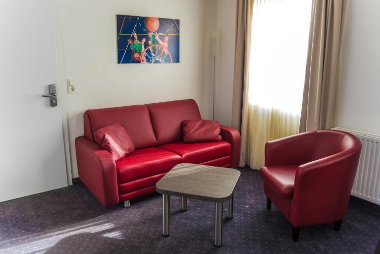 Others 3, Hotel Bloemfontein, Leer