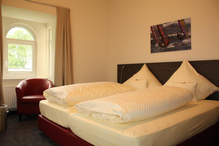 Others 5, Hotel Bloemfontein, Leer