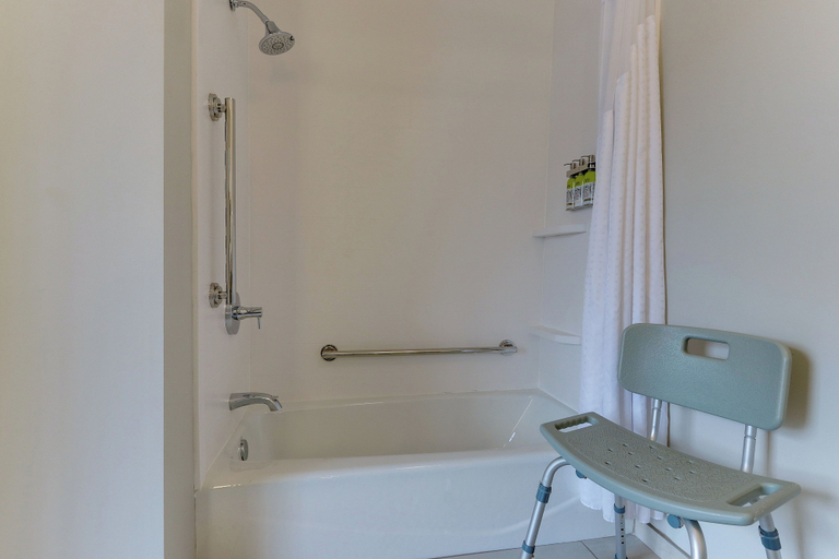 Bathroom 4, Holiday Inn Express & Suites CORBIN by IHG, Whitley
