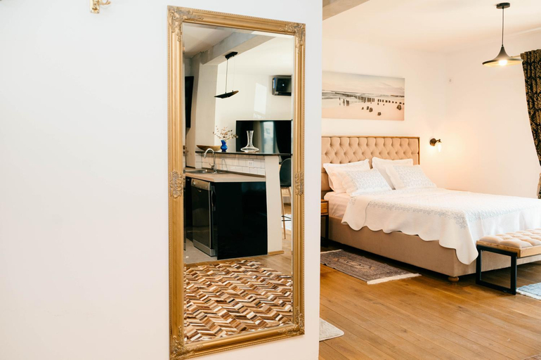 Bedroom 2, Laz Palace