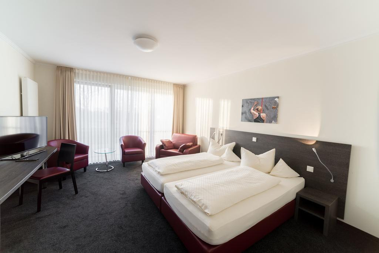 Others 4, Hotel Bloemfontein, Leer