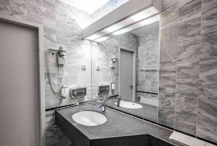 Bathroom 5, Hotel Mirage Düsseldorf-Neuss, Rhein-Kreis Neuss
