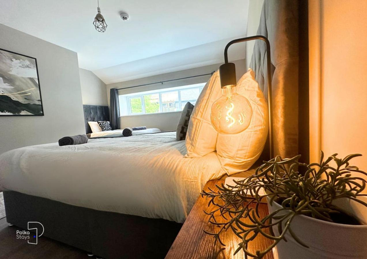 Bedroom 2, Hanley, Stoke - Modern Spacious Apartments by PolkaStays, Stoke-on-Trent