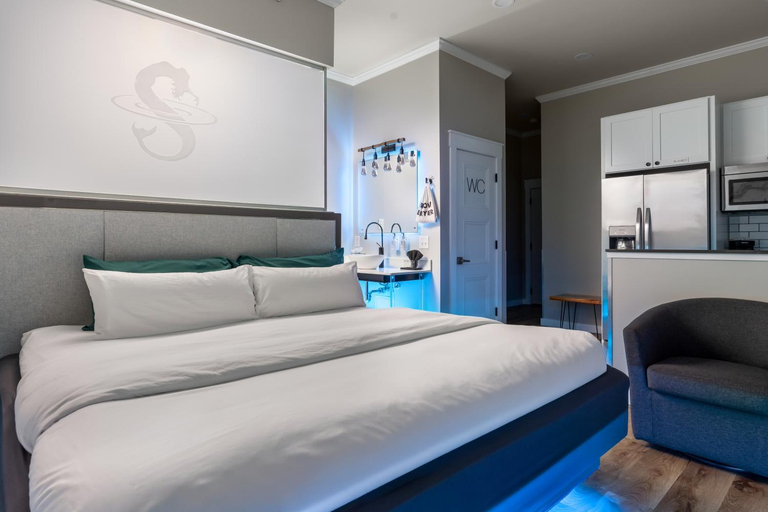 Bedroom 2, River Sirens Hotel-Contactless Check in Hotel, Franklin