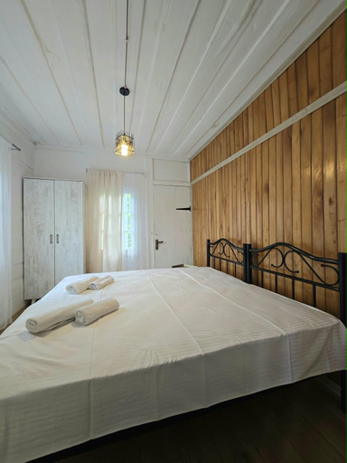 Bedroom 2, odahouse. fireplace and spring water., Batumi