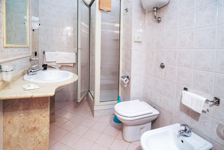 Bathroom, Hotel Almas Paestum, Salerno