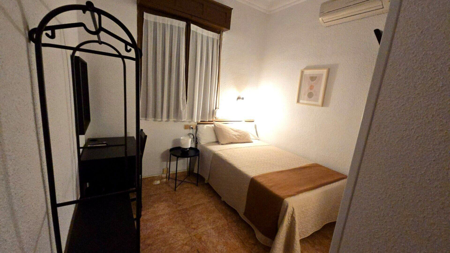 Bedroom 2, Hostal Prada, Madrid