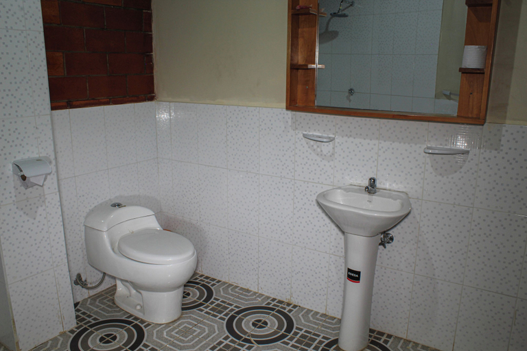 Bathroom, ingaru lodge, Tena